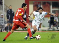 Fussball AFC Asian Cup 2011: Javad Nekounam (li, Iran) gegen  Nashat Akram (re, Irak)