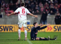 Fussball 1. Bundesliga : Foul von Georg Niedermeier (li, VfB Stuttgart) gegen Milivoje Novakovic (re, 1. FC Koeln)  fuehrt zum Elfmeter