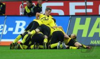 Fussball 1. Bundesliga : BVB JUBELTRAUBE um den Torschuetzen Lucas Barrios (Borussia Dortmund)