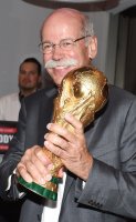 FUSSBALL WM 2014, FINALE: Dr. Dieter Zetsche (Vorstandsvorsitzender der Daimler AG) mit WM Pokal