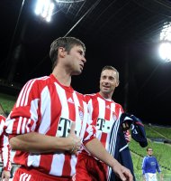 Fussball 1. Bundesliga : Fernseh Moderator Kai Pflaume mit Michael Tarnat (v. li.)