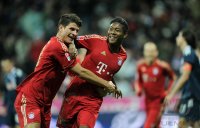 Fussball 1. Bundesliga, Saison 2011/2012:  JUBEL Mario Gomez (FC Bayern Muenchen) und David Alaba (FC Bayern Muenchen)