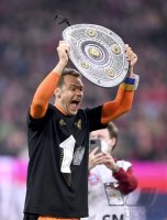 Fussball 1. Bundesliga Saison 21/22: JUBEL FC Bayern Muenchen feiert die 32. Meisterschaft