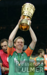 DFB Pokal Finale: Bremen - Aachen, BOROWSKI jubelt mit Pokal