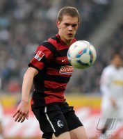 Fussball 1. Bundesliga, Saison 2011/2012: Matthias Ginter (SC Freiburg) Einzelaktion am Ball