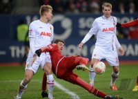 Fussball 1. Bundesliga, Saison 2012/2013:  Ragnar Klavan (li, FC Augsburg) gegen Thomas Mueller (FC Bayern Muenchen)