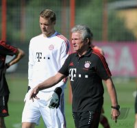 Fussball 1. Bundesliga 2010/2011: Torwart Manuel Neuer (FC Bayern Muenchen) und Trainer Jupp Heynckes  (FC Bayern Muenchen)