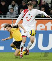 Fussball 1. Bundesliga: Dortmund - Hannover, Zweikampf