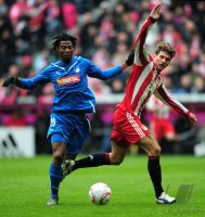 Fussball 1. Bundesliga : Isaac Vorsah (li, TSG 1899 Hoffenheim) gegen Mario Gomez (re, FC Bayern Muenchen)