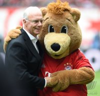 Fussball, 1. Bundesliga  Saison 14/15: Franz Beckenbauer mit FC Bayern Maskottchen Berni