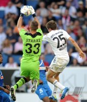 Fussball 1. Bundesliga : Tom Starke (li, TSG 1899 Hoffenheim) gegen Thomas Mueller (FC Bayern Muenchen)