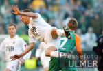 Fussball 1. Bundesliga: Gladbach - Bremen, Zweikampf