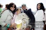 Fussball 1. Bundesliga: Bremen feiert!. AILTON mit Familie BORN, Freundin ROSALIE und Schale