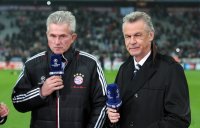 Fussball CHL  Saison 2011/2012:  Trainer Jupp Heynckes  (li, FC Bayern Muenchen) im Interview mit Trainer Ottmar HITZFELD (Schweiz)