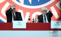 Fussball 1. Bundesliga : Praesident Uli Hoeness , Bernd Rauch (v.li., FC Bayern Muenchen )