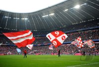 Fussball 1. Bundesliga : Fahnentraeger des FC Bayern Muenchen vor dem Spiel in der Allianz Arena