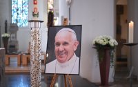 Ein Bild des verstorbenen Papst Franziskus I.im Rotternburger Dom St. Martin