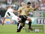 Fussball: Gladbach - Bayern, Zweikampf