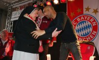 Fussball 1. Bundesliga 13/14: Trainer Guardiola (FC Bayern Muenchen) zu Besuch beim FC Bayern Fan Club Glonn94