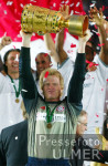 Fussball DFB-POKAL: BAYERN - LAUTERN, KAHN mit Pokal