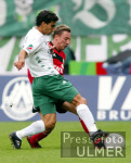 Fussball Bundesliga: Bremen - Leverkusen, Zweikampf