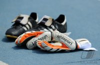 Fussball 1. Bundesliga Saison   2011/2012 : UHLSPORT HANDSCHUHE mit Adidas Schuhe