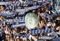 Fussball 1. Bundesliga: Hamburger SV - Bayern, Fans mit Meisterschale