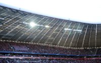 Fussball 1. Bundesliga, Saison 2012/2013: In der Allianz Arena sitzen die Fans auf der Tribuene