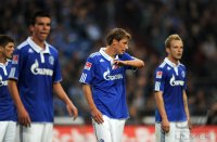 Fussball 1. Bundesliga : Benedikt Hoewedes, Ivan Rakitic (v. li., FC Schalke 04)