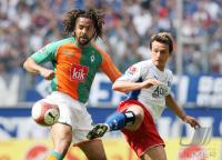 Fussball 1. Bundesliga: Hamburg - Bremen, Zweikampf