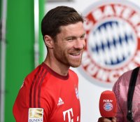 Fussball 1. Bundesliga 15/16: Xabi Alonso (FC Bayern Muenchen)