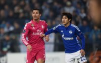 Fussball CHL 14/15 Achtelfinale: Atsuto Uchida (FC Schalke 04) gegen Cristiano Ronaldo (Real Madrid)