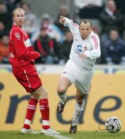 Fussball 1. Bundesliga: Koeln - Stuttgart, Zweikampf