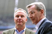 Fussball 1. Bundesliga : Vorstandsvorsitzender Karl Heinz Rummenigge, mit Karl Hopfner (v.li., FC Bayern Muenchen)
