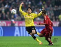 Fussball 1. Bundesliga, Saison 2011/2012: Shinji Kagawa (li, Borussia Dortmund) gegen Rafinha (FC Bayern Muenchen)
