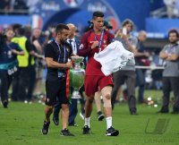 Fussball Europameisterschaft 2016 Finale: JUBEL Cristiano Ronaldo (Portugal) mit Pokal