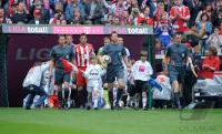 Fussball 1. Bundesliga: Einlaufen der Teams in die Allianz Arena ueber den Spielertunnel mit Mark van Bommel (FCB) und  Schiri Markus Schmidt