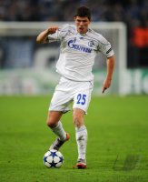 Fussball: Champions League, Saison 2010/2011: Schalke - Lissabon, HUNTELAAR am Ball
