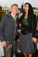 FUSSBALL 1. BUNDESLIGA:  Bastian Schweinsteiger mit seiner Freundin Sarah Brandner