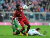 Fussball 1. Bundesliga, Saison 2011/2012:  David Alaba (FC Bayern Muenchen) gegen Aaron Hunt (SV Werder Bremen)