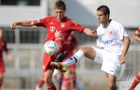 Fussball Regionalliga Sued 2011/2012:  Dennis Chessa (li, FC Bayern II) gegen Dimitrij Nazarov (Eintracht Frankfurt II)