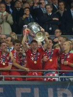 Fussball Champions League Finale 2013:  JUBEL Bastian Schweinsteiger (FC Bayern Muenchen) mit Pokal