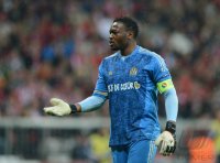 FUSSBALL INTERNATIONAL  CHL Viertelfinale 11/12:  Torwart Steve Mandanda (Olympique Marseille)