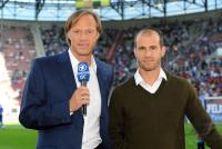 Fussball Supercup: Moderator Gerhard Delling mit Mehmet Scholl (v. li)