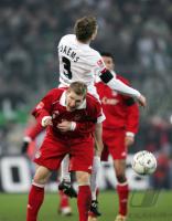 Fussball 1. Bundesliga: Gladbach - Bayern, Zweikampf