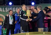 Fussball: DFB Pokal Finale: v. li., Bundespr&Aring;&nbsp;sident Christian Wulff, uebergibt den Pokal Torwart Manuel Neuer (FC Schalke 04) und Trainer Ralf Rangnick (li, FC Schalke 04)