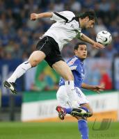 Fussball 1. Bundesliga: Schalke - Bielefeld, Zweikampf