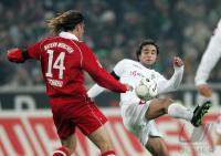 Fussball 1. Bundesliga: Gladbach - Bayern, Zweikampf