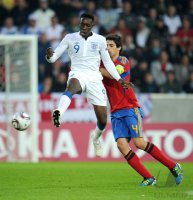 Fussball U21-Europameisterschaft 2011:  Daniel Welbeck (li, England) gegen Javi Martinez (re, Spanien)