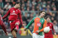 Fussball 1. Bundesliga: Bremen - Kaiserslautern, Zweikampf